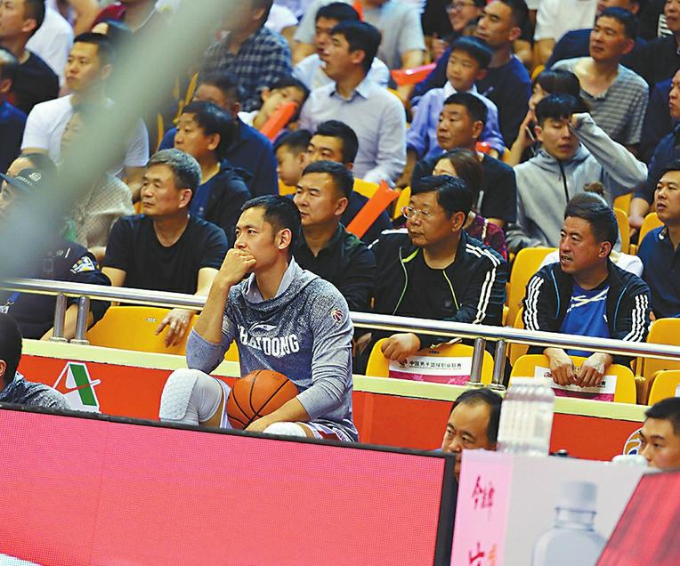 拱手将主场优势交还给对手 凯撒你为何不用张三疯？