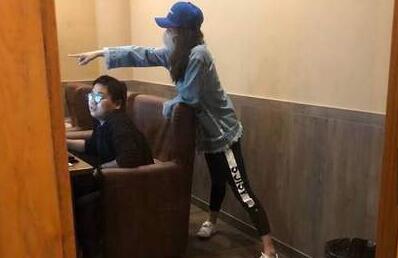 网瘾少女！网友偶遇江疏影网吧打游戏 戴口罩遮的严严实实