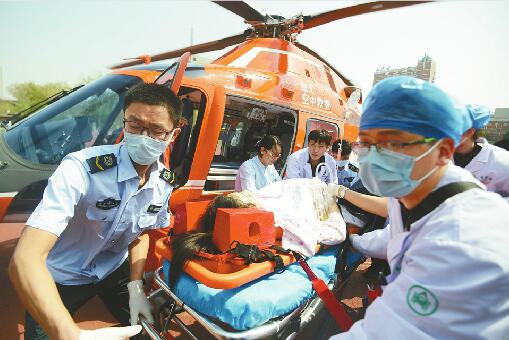 滨州起飞东营接患者济南降落 2小时3地直升机空运中毒患者转院