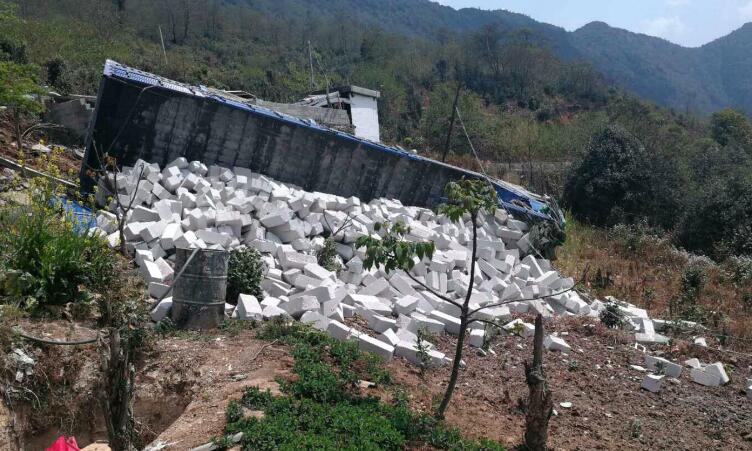 云南：刹车失灵母子跳车捡回命 货车冲出公路滚入菜地