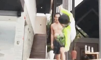 是亲生的吗?Jasper被扔水里陈小春高兴大笑应采儿一旁拍视频