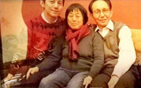 基因强大!何炅一家四口合照 哥哥五官跟何炅相似就是脸型不太一样