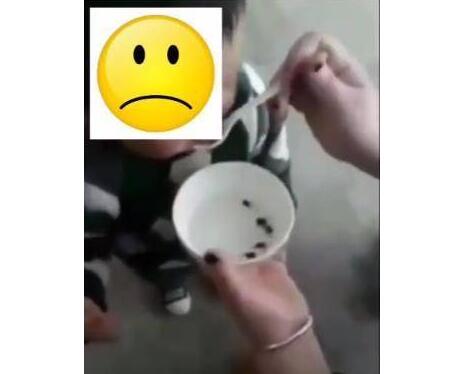 坑娃偏方！给幼童喂食活蝌蚪 一只大白瓷碗里游着七八条给孩子“下火”