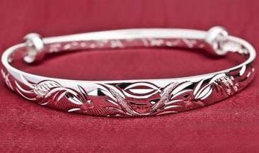 坑娃偏方！给幼童喂食活蝌蚪 一只大白瓷碗里游着七八条给孩子“下火”