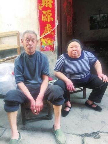 河南拾荒夫妻40年收养9名弃婴 一墙奖状是最好礼物