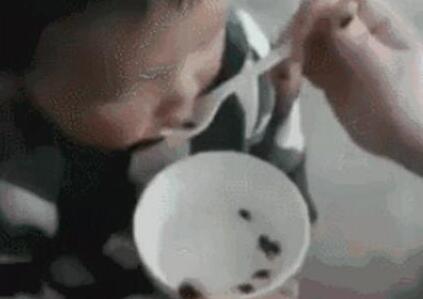 给幼童喂食活蝌蚪 愚昧家人遭众多网友斥责