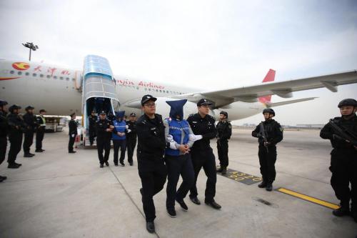 78名台湾电信网络诈骗犯罪嫌疑人从菲律宾被押解回国