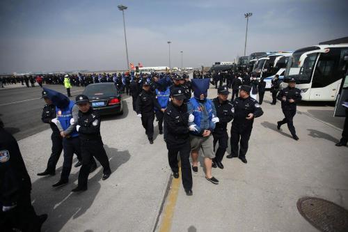 78名台湾电信网络诈骗犯罪嫌疑人从菲律宾被押解回国