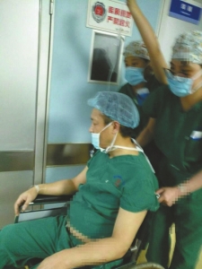 眼科医生强忍腹痛做完4台手术 做完后昏倒差点丢命