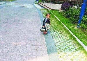 苦笑不得!两岁男童迷烧水壶 行走坐卧吃喝拉撒不离手醒来一开口就是