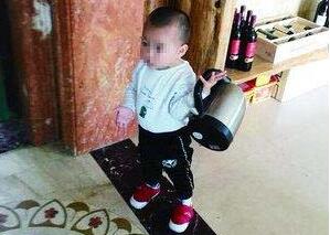 苦笑不得!两岁男童迷烧水壶 行走坐卧吃喝拉撒不离手醒来一开口就是