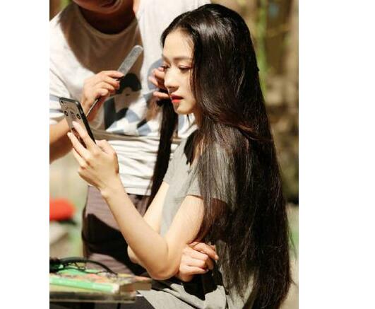 少女感十足！万茜长发孕照热议 网友纷纷我们怀孕时都是猪精