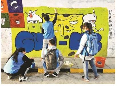 厦大芙蓉隧道游客乱画 “修复速度”赶不上“被涂鸦的速度”