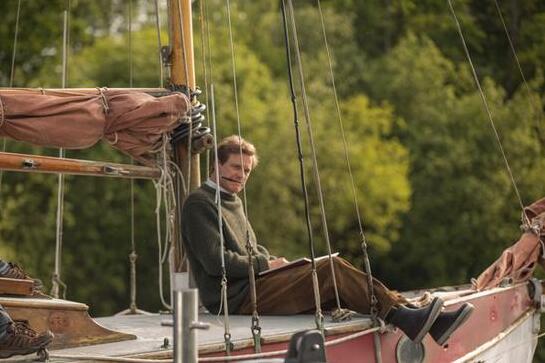 科林费斯脱臼送医 网友攒其真的是搏命演出