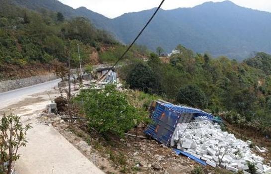 太可怕了!刹车失灵母子跳车 大货车上演连续