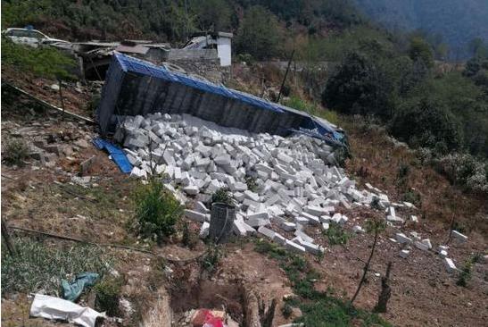 太可怕了!刹车失灵母子跳车 大货车上演连续