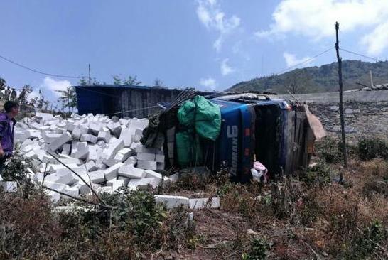 太可怕了!刹车失灵母子跳车 大货车上演连续