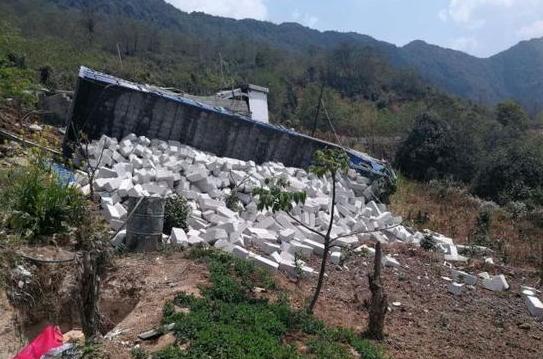 太可怕了!刹车失灵母子跳车 大货车上演连续