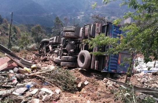 太可怕了!刹车失灵母子跳车 大货车上演连续