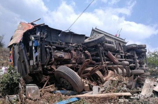 太可怕了!刹车失灵母子跳车 大货车上演连续