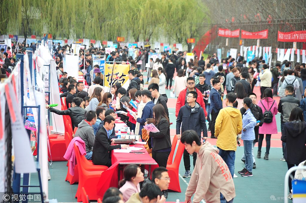 青岛：高校春季招聘会开场 “高大上”企业受青睐