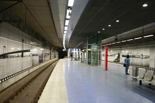 德国地铁列车相撞 事故已致至少有35人受伤