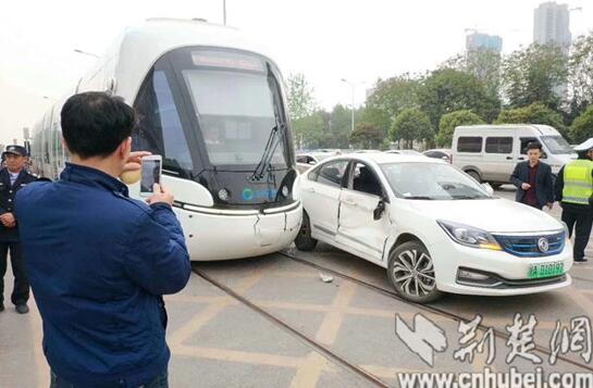 武汉有轨电车遭撞 车头轻微损伤修复费用约为6万元