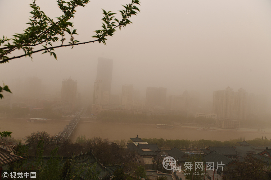 大风沙尘席卷兰州 滚滚黄河水与漫天黄沙“浑然一体”