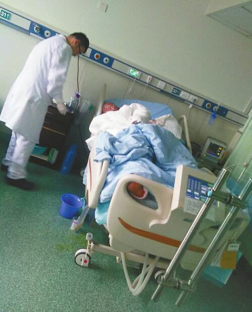 洗澡时煤气爆燃女子重度烧伤 为筹手术费已卖掉西瓜大棚