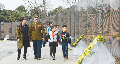 缅怀英烈汲取力量 文明祭扫蔚然成风