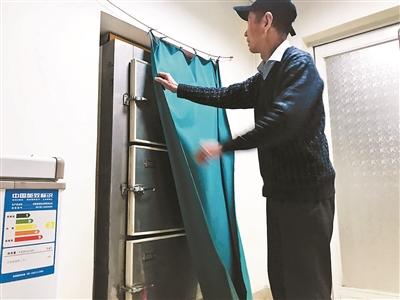 老人守护“遗忘”在太平间的孩子:有的8年无人接走