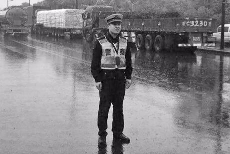 为救右眼插进刀片的男童 交警“违规”骑行三十公里