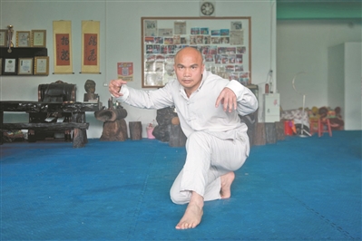 犀利！48秒劈碎150只椰子 狗拳非遗却难寻传人