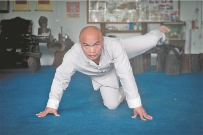 犀利！48秒劈碎150只椰子 狗拳非遗却难寻传人