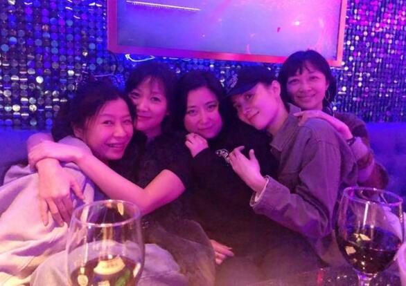 徐静蕾晒合照引热议 照片中的众人曾是名震当时的博客女王