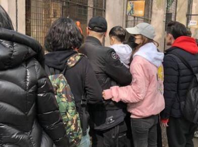 太有爱了!动物园偶遇黄晓明 