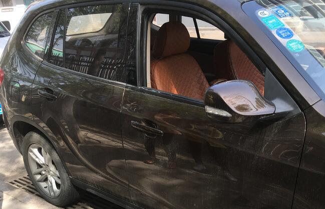 济南一小区多车车窗玻璃被砸 监控拍下口罩男深夜下黑手