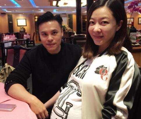 甜炸了!熊黛林捧巨肚 “百亿人妻