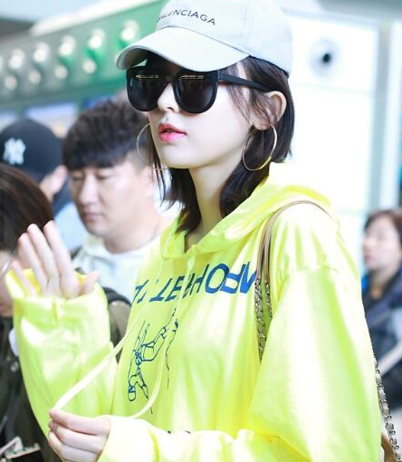 古力娜扎一身休闲风亮眼 魅力爆表不忘甜笑