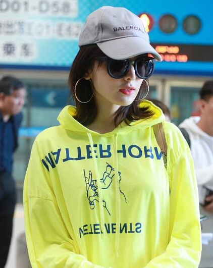 古力娜扎一身休闲风亮眼 魅力爆表不忘甜笑