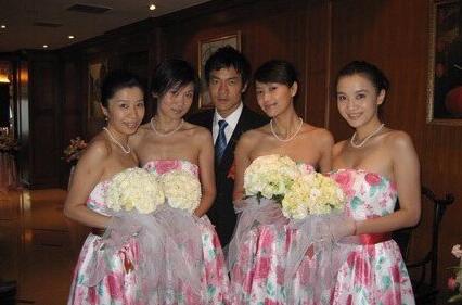 徐静蕾晒合照勾起回忆 二十年相伴这才是真正的姐妹情