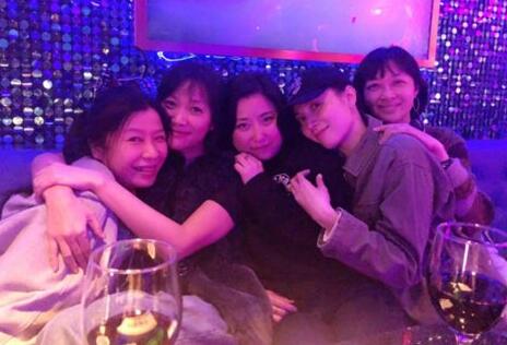 徐静蕾晒合照勾起回忆 二十年相伴这才是真正的姐妹情