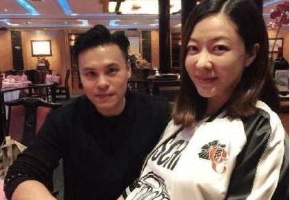 38岁熊黛林捧巨肚笑靥如花 即将临产难掩为人母的喜悦