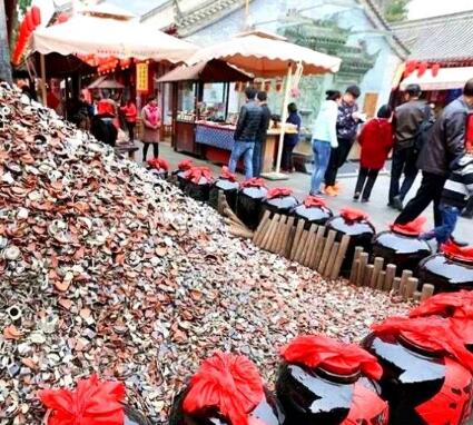 游客排队喝摔碗酒 抖音捧红的西安摔碗酒寓意