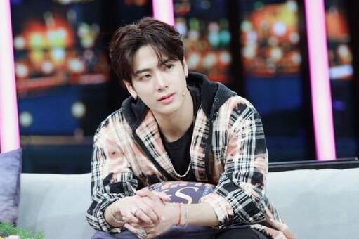 心疼哭了!王嘉尔劳累送医 《偶像练习生》蔡徐坤大比分夺冠9人出道  