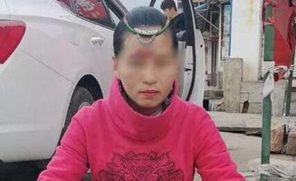 最强乞讨文案！丽江现奇葩乞讨女 自称天生丽质、美貌如花