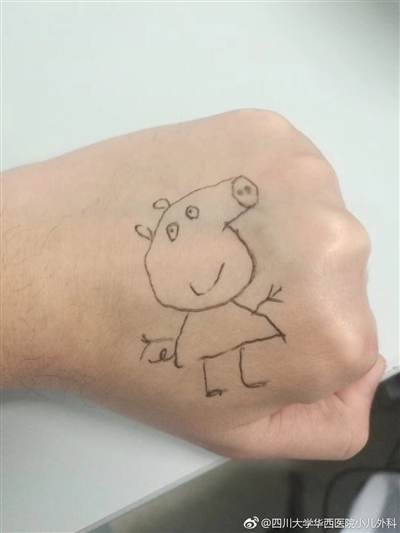 太有爱了!手背画小猪佩奇逗小孩开心 这样的好医生真该多一点