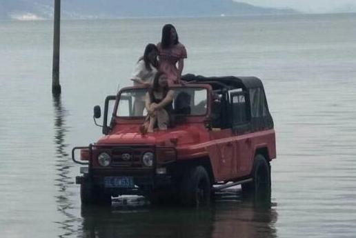 驾驶吉普车进洱海