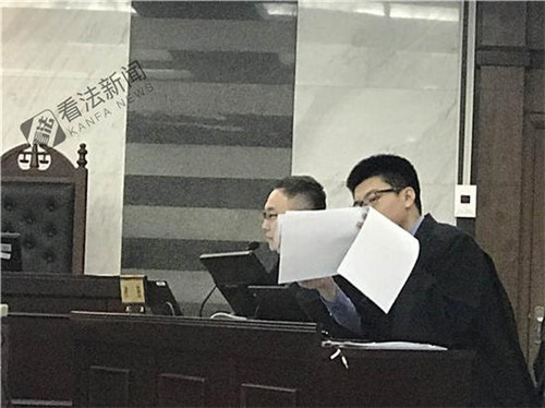 奔驰车尾灯有苍蝇引发官司 豪车的车灯竟然是开放式的?