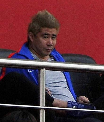 曼联挂梅西擦鞋照当谦逊表率!中国男足集训队挂此照有戏吗